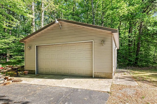 10835 Red Oak Ridge, Howard City, MI 49329