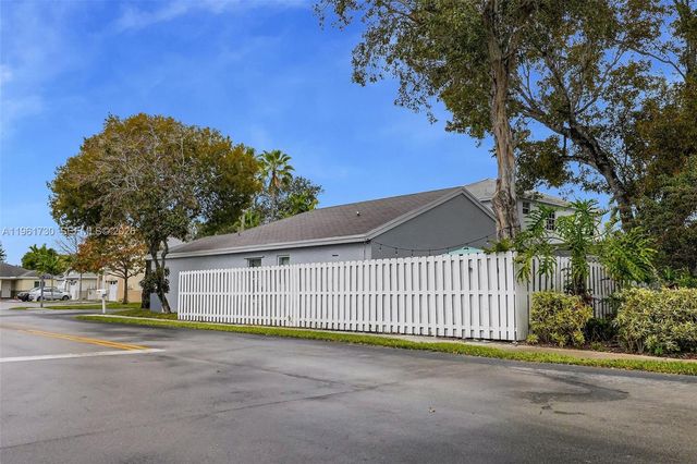 4444 SW 72nd Ter, Davie, FL 33314