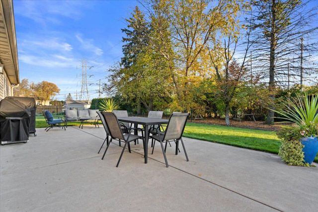 16801 W Roosevelt AVENUE, New Berlin, WI 53151