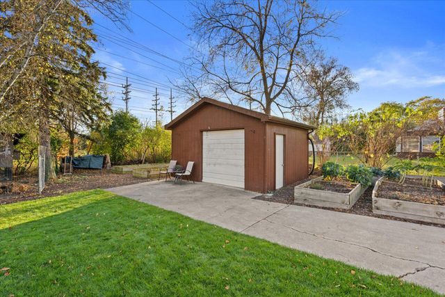 16801 W Roosevelt AVENUE, New Berlin, WI 53151