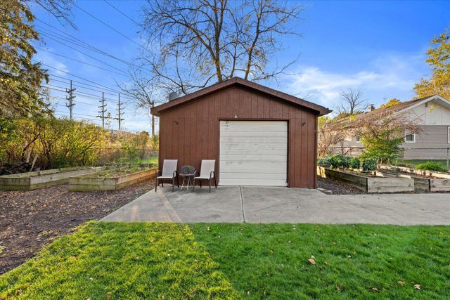 16801 W Roosevelt AVENUE, New Berlin, WI 53151