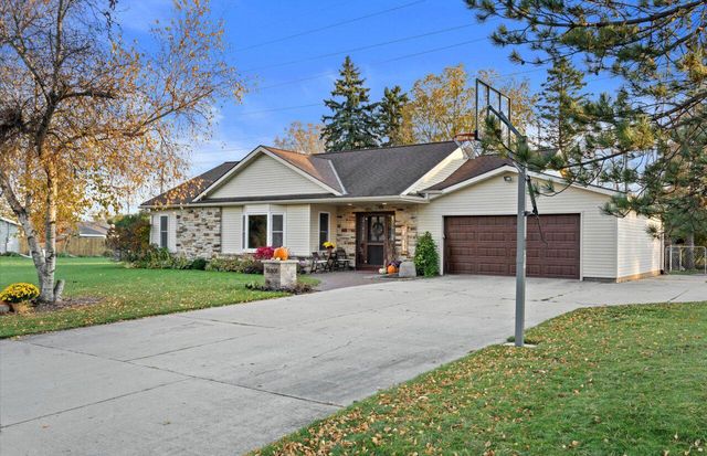 16801 W Roosevelt AVENUE, New Berlin, WI 53151