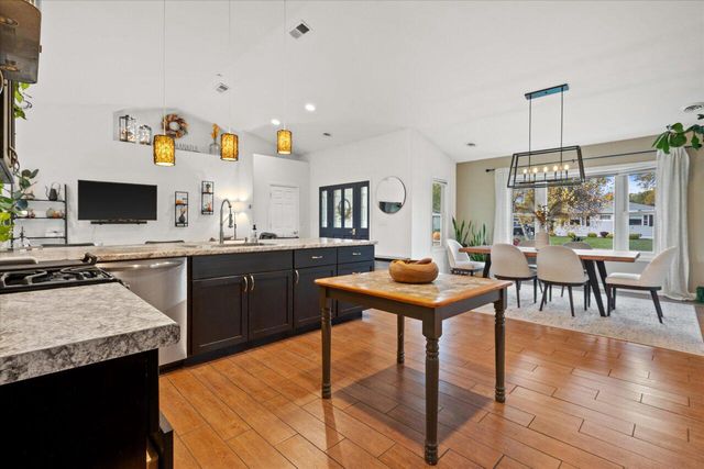 16801 W Roosevelt AVENUE, New Berlin, WI 53151