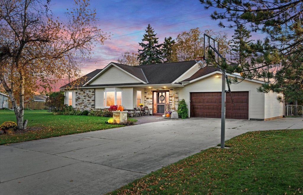 16801 W Roosevelt AVENUE, New Berlin, WI 53151