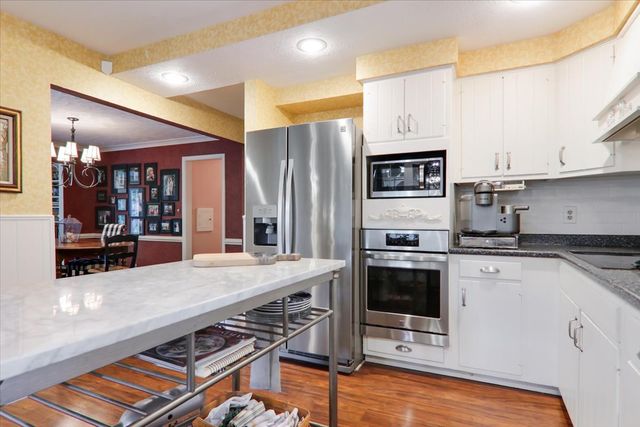 17 Sunset Road, Bloomington, IL 61701