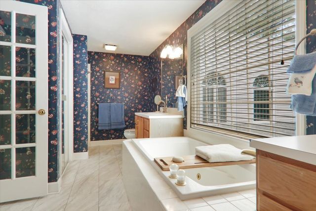 17 Sunset Road, Bloomington, IL 61701