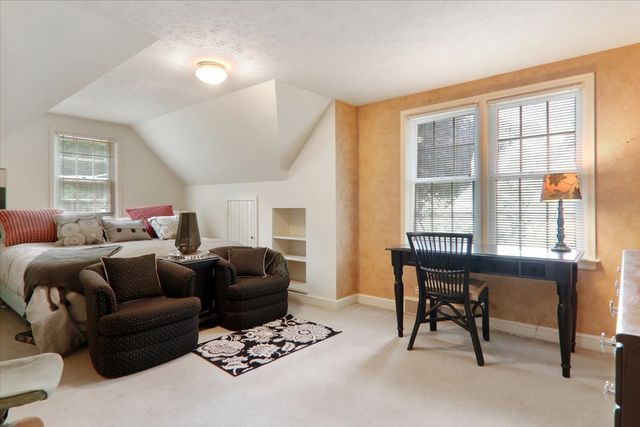 17 Sunset Road, Bloomington, IL 61701