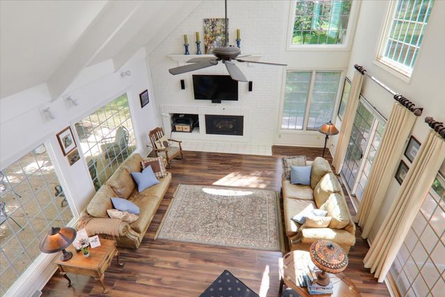 17 Sunset Road, Bloomington, IL 61701