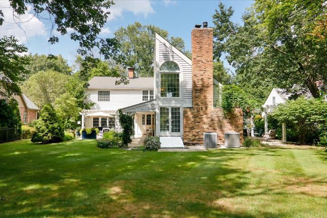 17 Sunset Road, Bloomington, IL 61701