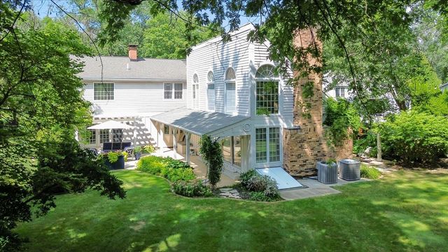 17 Sunset Road, Bloomington, IL 61701