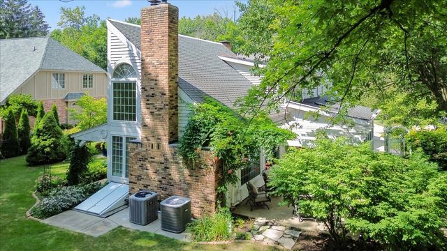 17 Sunset Road, Bloomington, IL 61701