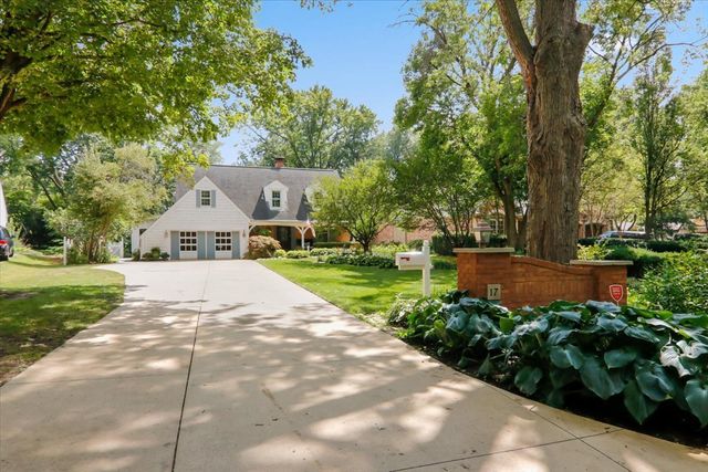 17 Sunset Road, Bloomington, IL 61701