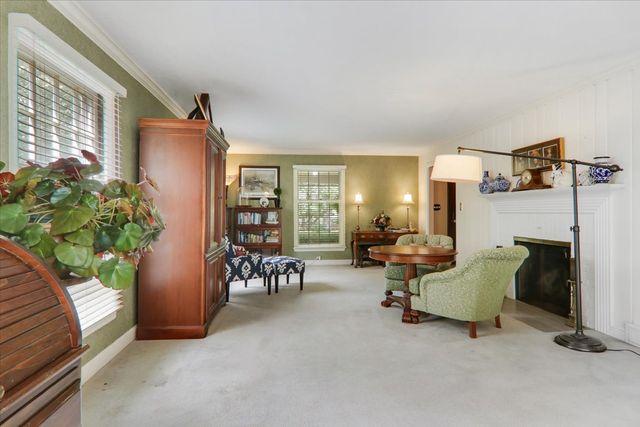 17 Sunset Road, Bloomington, IL 61701