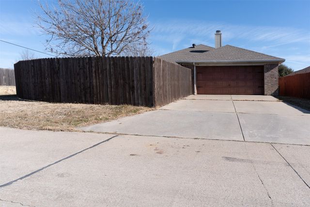 737 Summercrest Boulevard, Burleson, TX 76028