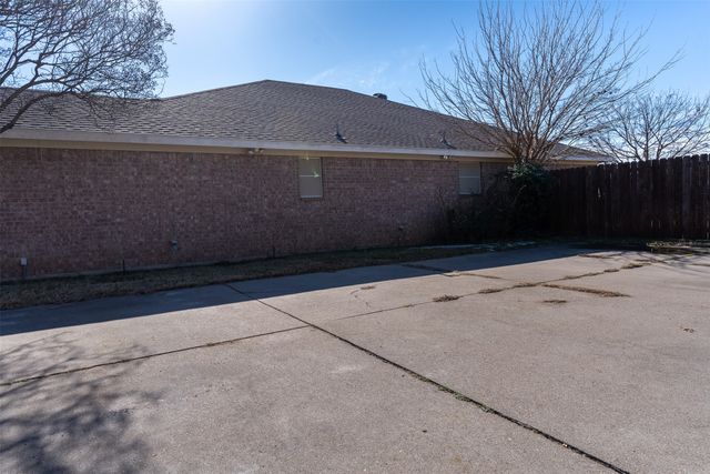 737 Summercrest Boulevard, Burleson, TX 76028