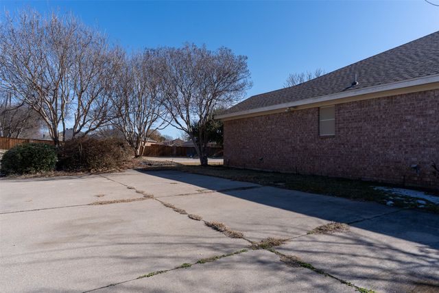 737 Summercrest Boulevard, Burleson, TX 76028
