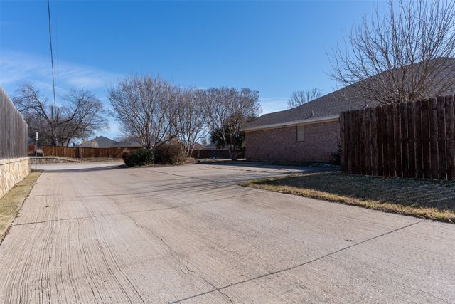 737 Summercrest Boulevard, Burleson, TX 76028
