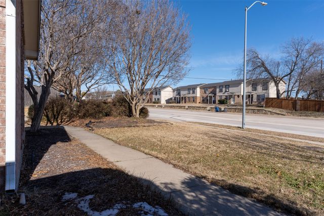 737 Summercrest Boulevard, Burleson, TX 76028