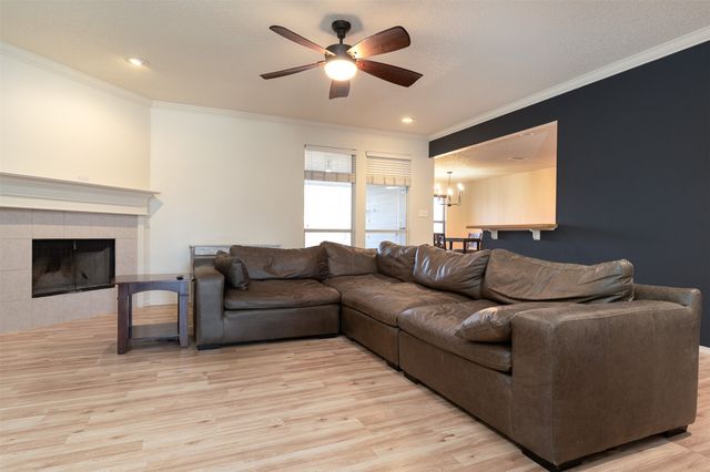 737 Summercrest Boulevard, Burleson, TX 76028