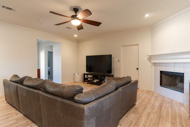 737 Summercrest Boulevard, Burleson, TX 76028