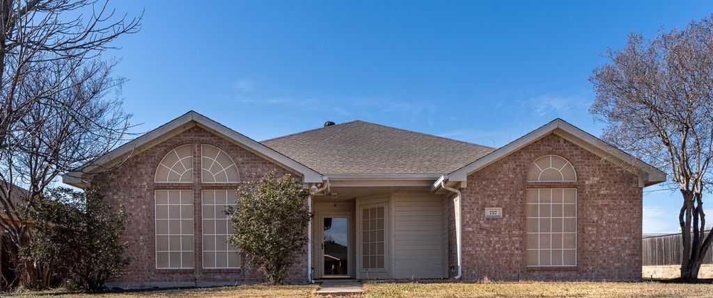 737 Summercrest Boulevard, Burleson, TX 76028