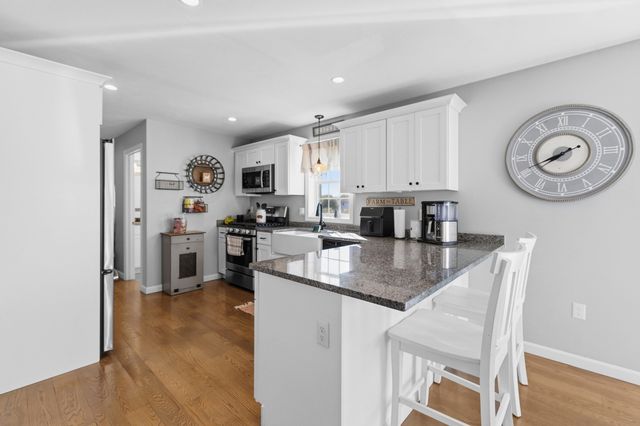 155 Prattown Ln, Bridgewater, MA 02324