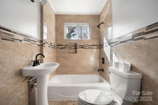 204 22nd Avenue NE, Hickory, NC 28601