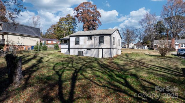 204 22nd Avenue NE, Hickory, NC 28601