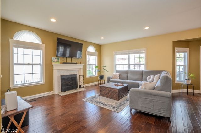 2 Danberry Ln, Bridgewater Twp., NJ 08807
