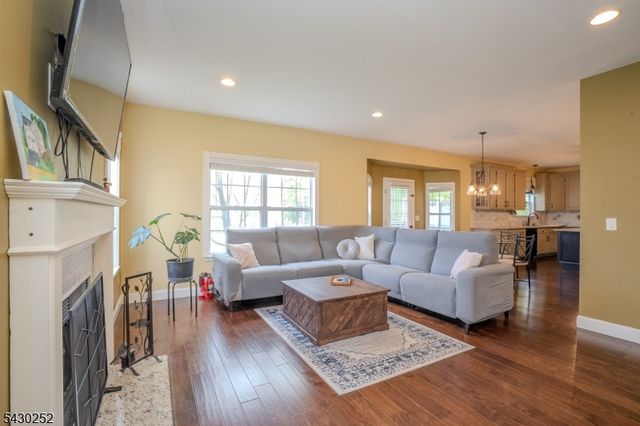 2 Danberry Ln, Bridgewater Twp., NJ 08807