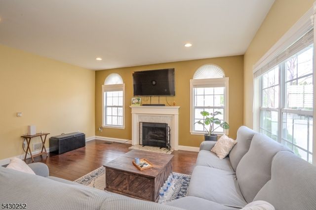 2 Danberry Ln, Bridgewater Twp., NJ 08807