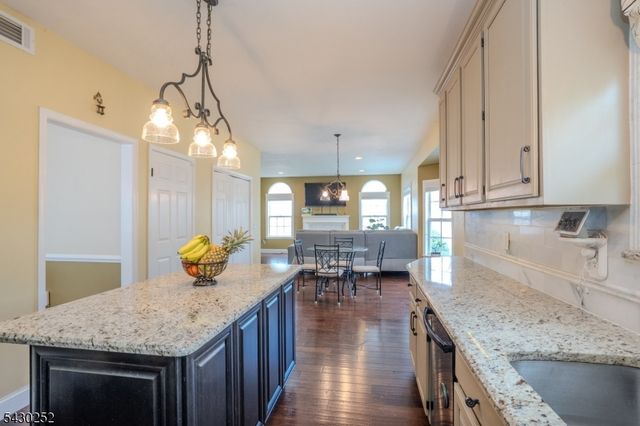 2 Danberry Ln, Bridgewater Twp., NJ 08807
