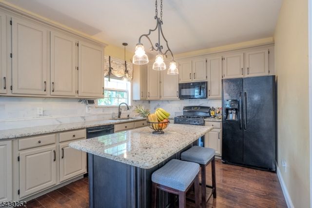 2 Danberry Ln, Bridgewater Twp., NJ 08807
