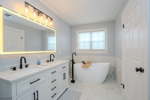 2 Danberry Ln, Bridgewater Twp., NJ 08807