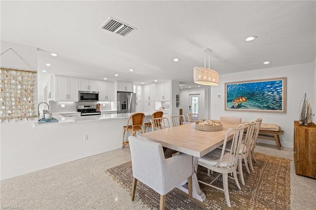 979 Whelk DR, Sanibel, FL 33957