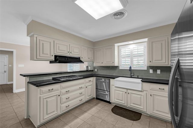 37 Colony Park Circle, Galveston, TX 77551