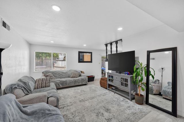 2615 Water Tree Way, Sacramento, CA 95826
