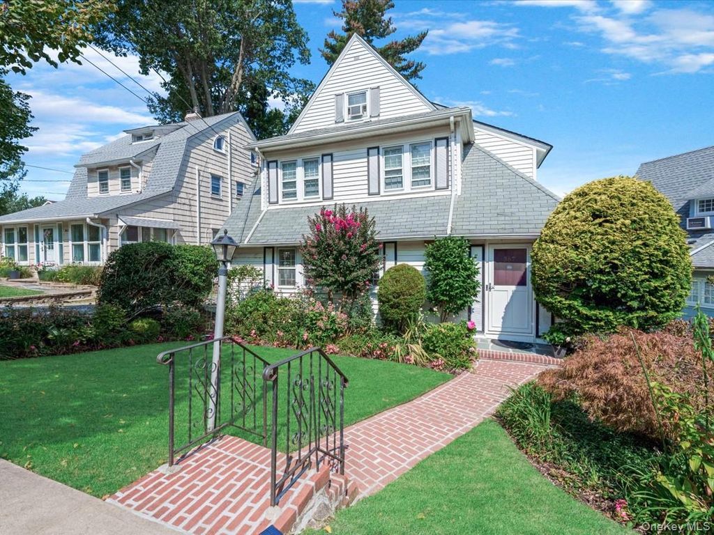 367 Grosvenor Street, Douglaston, NY 11363