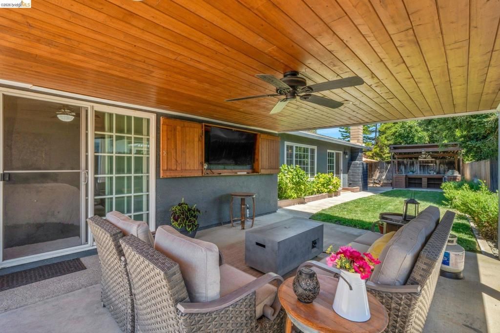 Image 10 of property listing at 907 Dorchester Cir, Lodi, CA 95240