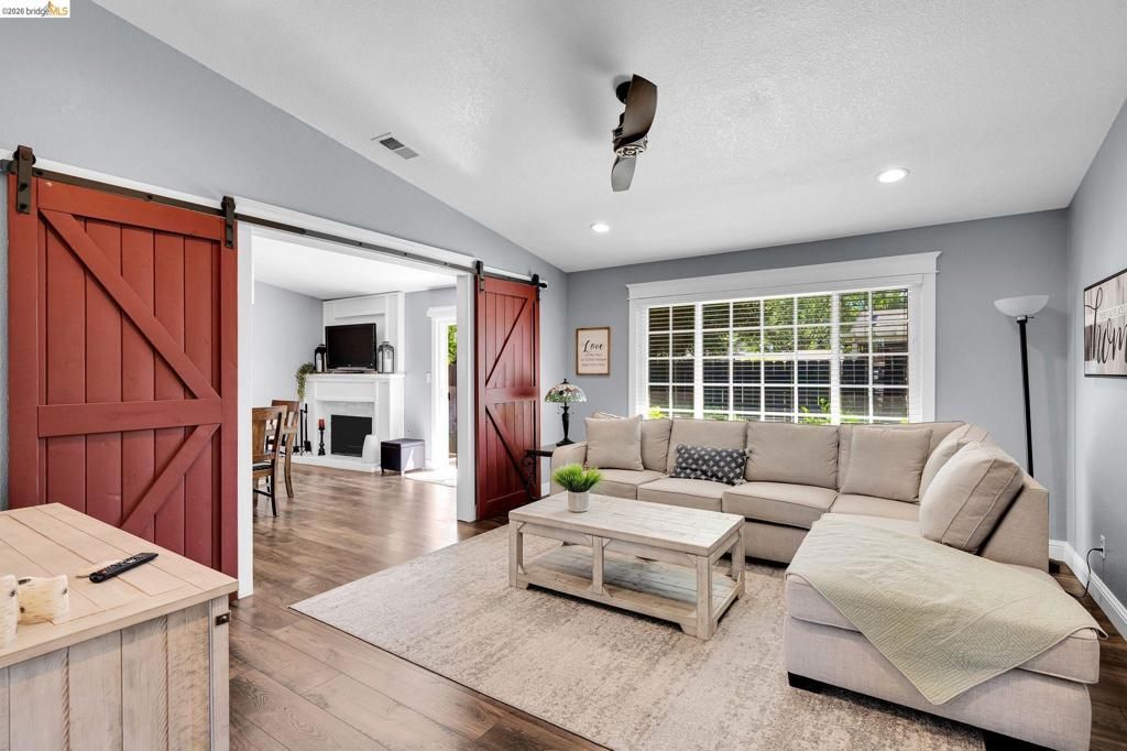 Image 15 of property listing at 907 Dorchester Cir, Lodi, CA 95240