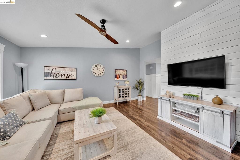 Image 19 of property listing at 907 Dorchester Cir, Lodi, CA 95240