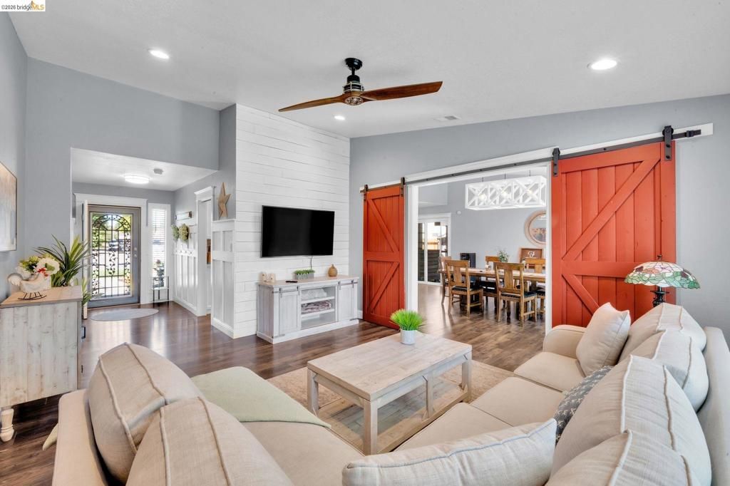 Image 2 of property listing at 907 Dorchester Cir, Lodi, CA 95240
