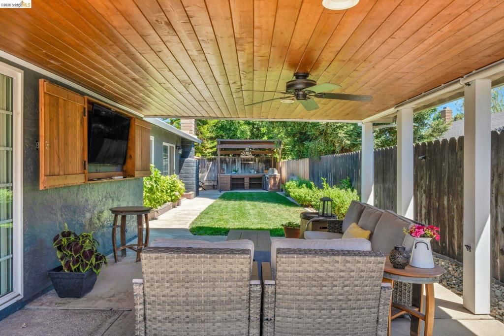 Image 21 of property listing at 907 Dorchester Cir, Lodi, CA 95240