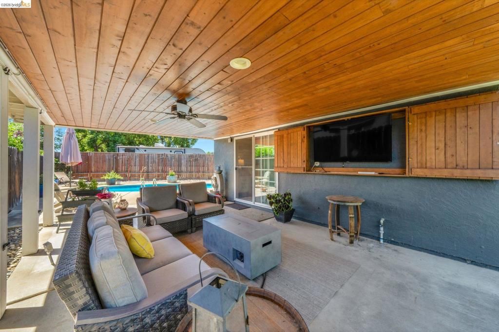 Image 24 of property listing at 907 Dorchester Cir, Lodi, CA 95240
