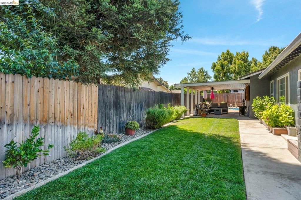 Image 25 of property listing at 907 Dorchester Cir, Lodi, CA 95240