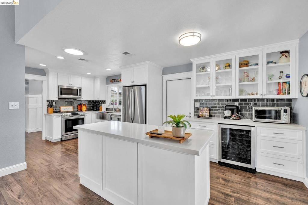 Image 4 of property listing at 907 Dorchester Cir, Lodi, CA 95240