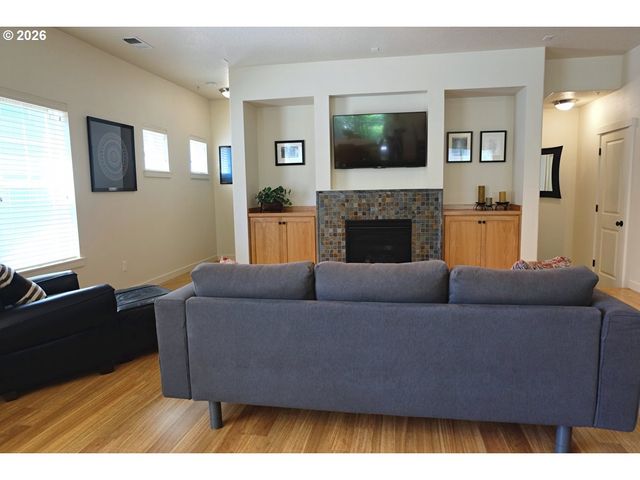 618 Ne GARSWOOD Ln, Hillsboro, OR 97006