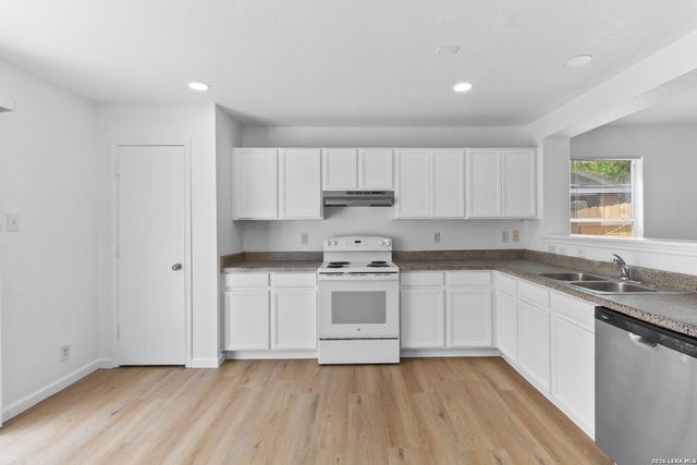 6 MOONDANCE HL, San Antonio, TX 78254