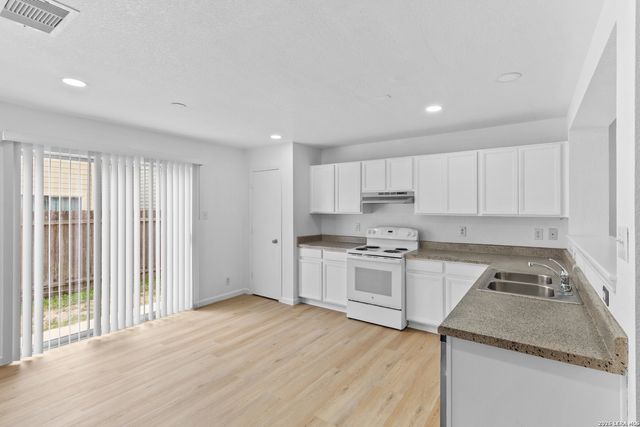 6 MOONDANCE HL, San Antonio, TX 78254