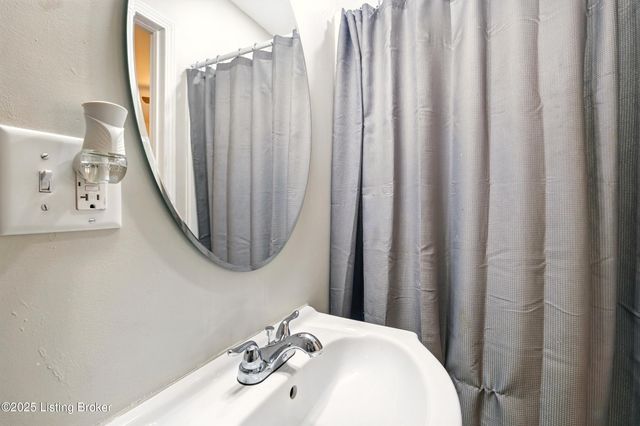 8808 Willowcreek Dr, Louisville, KY 40219